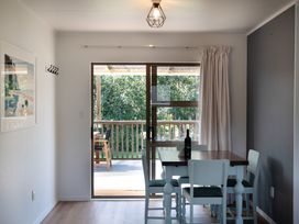 A dining room with a table and chairs at Calden Cottage - Ngurunguru Holiday Home Ngunguru