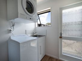A laundry room with a washing machine and dryer at Calden Cottage - Ngurunguru Holiday Home Ngunguru