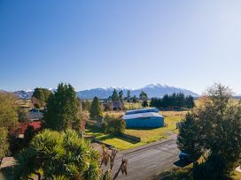 A scenic view featuring mountains and a barn at Thimble Cottage, Ashburton Holiday Home, Methven