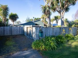 A house with a fence and mailbox at Thimble Cottage, Ashburton Holiday Home in Methven