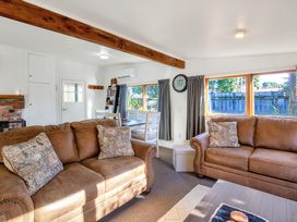A living room with sofas and a dining table at Thimble Cottage, Ashburton Holiday Home Methven