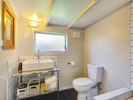 A bathroom with sink and toilet at Thimble Cottage, Ashburton Holiday Home in Methven