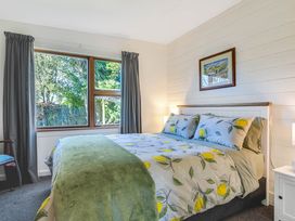 A bedroom with a bed and window at Thimble Cottage, Ashburton Holiday Home in Methven
