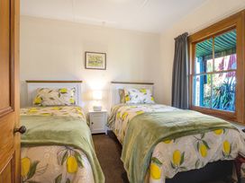 A bedroom with two beds at Thimble Cottage, Ashburton Holiday Home in Methven