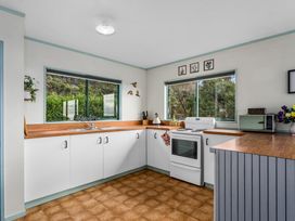 Little Kowhai - Te Kaha Holiday Home -  - 1206918 - thumbnail photo 9