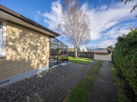 An outdoor area with a tree and pathway at Quiet on Quintin - Te Anau Holiday Home Te Anau