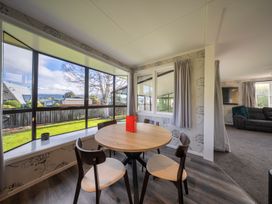 A dining room with a table and chairs at Quiet on Quintin - Te Anau Holiday Home in Te Anau