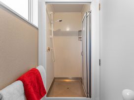 A shower with towel rack in JOE'S Getaway - Omori Holiday Home in Omori