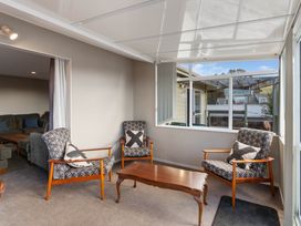 A sunroom with chairs and a table at JOE'S Getaway - Omori Holiday Home in Omori