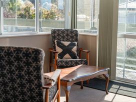 A snug with a table and chairs at JOE'S Getaway - Omori Holiday Home in Omori