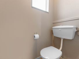 A bathroom featuring a toilet and a roll of toilet paper at JOE'S Getaway - Omori Holiday Home, Omori