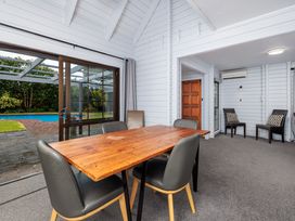 A dining room with a table and chairs at Hawkings Lodge - Kerikeri Holiday home 