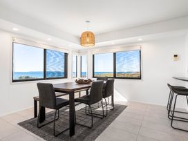 A dining room with a table and chairs at Sunbrae Sands - Mount Maunganui Holiday Homes, Mount Maunganui