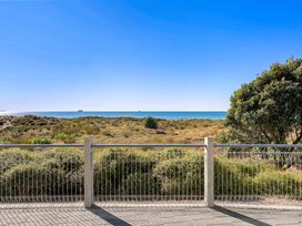 An outdoor area overlooking the ocean at Sunbrae Sands - Mount Maunganui Holiday Homes