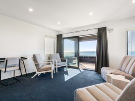 A living room with a sofa and armchairs at Sunbrae Sands - Mount Maunganui Holiday Homes in Mount Maunganui