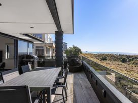 An outdoor space with a table and chairs at Sunbrae Sands - Mount Maunganui
