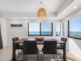 A dining room with a table and chairs at Sunbrae Sands - Mount Maunganui Holiday Homes, Mount Maunganui