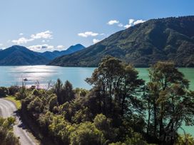 Landscape view of mountains and a lake with trees at Tepuia Cottage - Havelock Holiday Retreat Marlborough