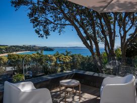 An outdoor space with seating overlooking the beach at Langs Beach Holiday Home in Langs Beach