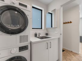 A laundry room with a washing machine and dryer at The Cozy Koha - Taupo Holiday Home in Taupo
