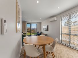A dining room with a table and chairs at The Cozy Koha - Taupo
