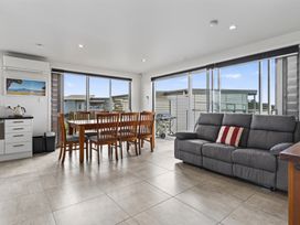 A dining area with a table and chairs at Starling - Mangawhai Heads Holiday Home Mangawhai Heads