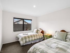 A bedroom with two beds and a window at Hosking Haven - Cromwell Holiday Home, Cromwell