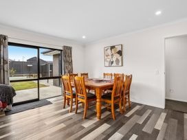 A dining room with a table and chairs at Hosking Haven - Cromwell Holiday Home, Cromwell