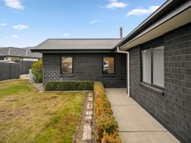 A house exterior with garden and pathway at Hosking Haven - Cromwell