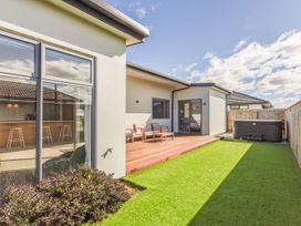 An outdoor area with a patio and hot tub at Sunny Deck Haven - Richmond