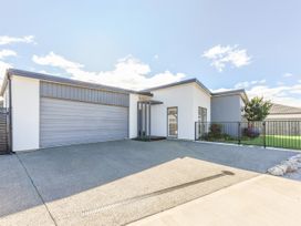 A house with a garage and garden at Sunny Deck Haven - Nelson Holiday Home, Richmond