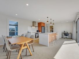 A dining room with a table and chairs at Sunny Deck Haven - Richmond