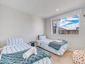 A bedroom with two beds and a window at Sunny Deck Haven - Nelson Holiday Home in Richmond