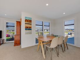 A dining room with a table and chairs at Sunny Deck Haven - Richmond