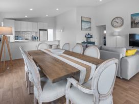 A dining room with a table and chairs at Pu Corner - Waipu Holiday Home