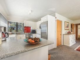 A kitchen with a fruit bowl on the counter at Magnolia Cottage - Levin