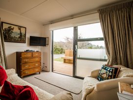 Cherry Tree Cottage - Te Anau Holiday Home -  - 1211945 - thumbnail photo 4