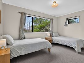 A bedroom with two single beds and a window at Surf House - Mangawhai Heads Holiday Home Mangawhai Heads