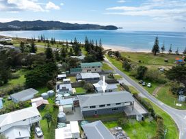 A view of houses near the beach at Natives Nest - Karikari Peninsula Holiday Home Karikari Peninsula