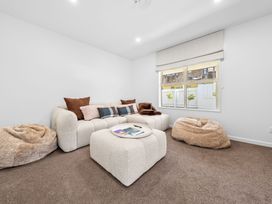 A living room with a sofa and coffee table at Helmstead Cottage - Arrowtown Holiday Home in Arrowtown