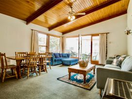 A living room with a dining table and chairs at Little Blue House - Te Anau
