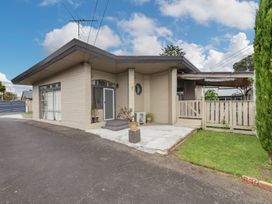 A house with front yard and driveway at Cozy Family Home - Manukau City Holiday Home, Manukau City