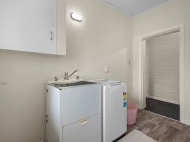 A laundry room with a washing machine and laundry tub at Cozy Family Home - Manukau City