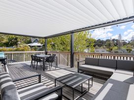 An outdoor area with seating and a table at The Cove Escape - Cooks Beach