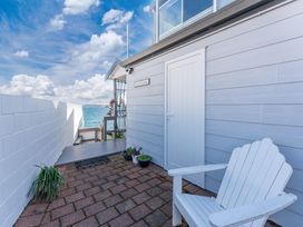 An outdoor area with a chair and plants at Hampton Cottage by the Lake - Taupo Central