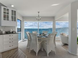 A dining room with a table and chairs at Hampton Cottage by the Lake - Taupo Central