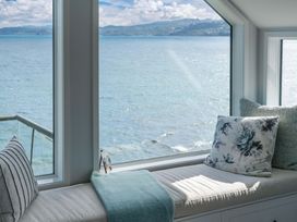 A window seat with cushions overlooking the lake at Hampton Cottage by the Lake - Taupo Holiday Home Taupo Central