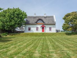 Teac Chondai Thatched Cottage - County Donegal - 906057 - thumbnail photo 1