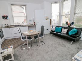 Apartment 2 Orme Court - North Wales - 990161 - thumbnail photo 3