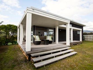 Waikanae Retreat - Waikanae Beach Holiday Home photo 1